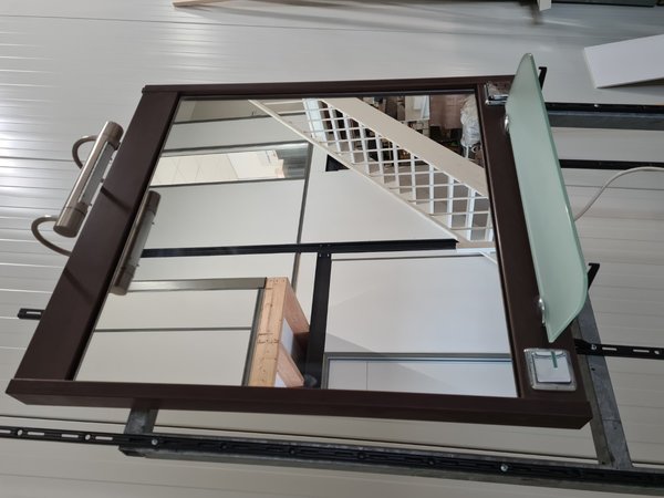 Spiegel met verlichting, planchet en stopcontact 70 x 80 cm donker bruin (verkocht op veiling 60914)
