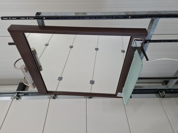 Spiegel met verlichting, planchet en stopcontact 70 x 80 cm donker bruin (verkocht op veiling 60914)