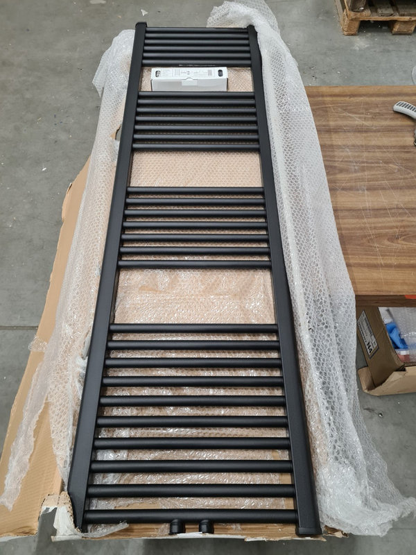 Sanicare radiator 160 x 45 cm mat zwart midden onder aansluiting